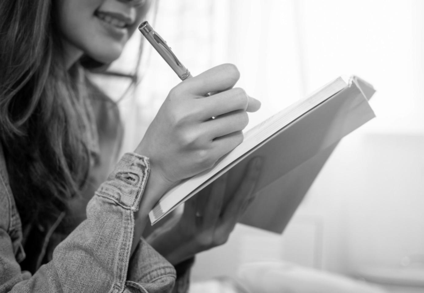 Équipe ulavionersty travaillant sur des analyses d'évaluation